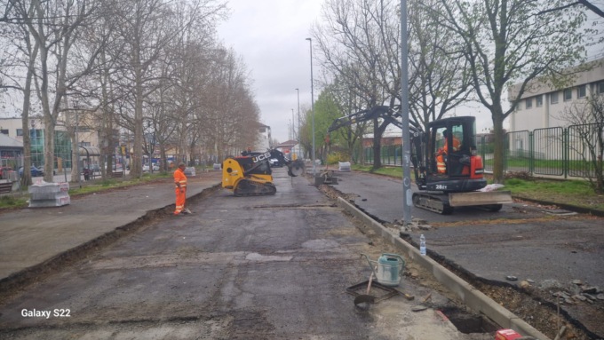 In corso l’asfaltatura del parcheggio di fronte agli Istituti Maxwell e Rotterdam di Nichelino