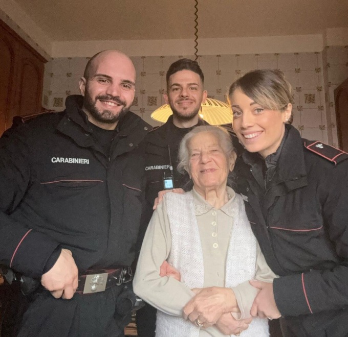 Anziana si sente sola e in lacrime  chiama i Carabinieri