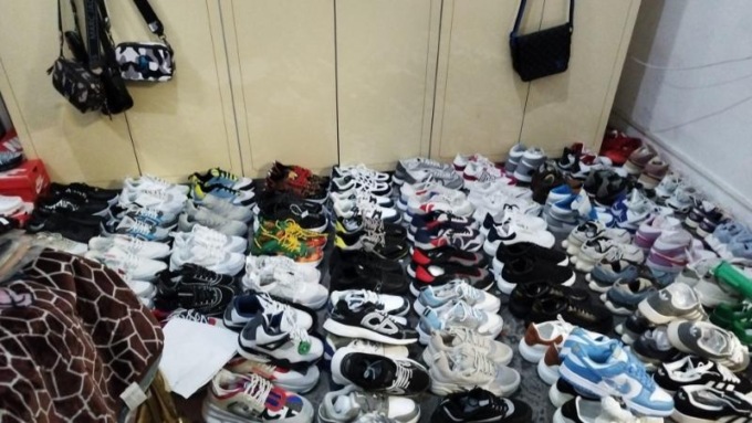 Vendita abusiva di abbigliamento contraffatto: un business da 100mila euro andato in fumo