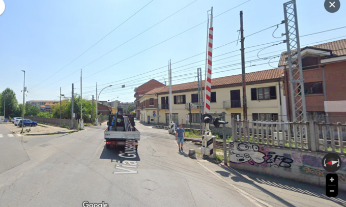 Le sbarre del passaggio a livello di via Giusti a Nichelino non si chiudono e intervengono i vigili