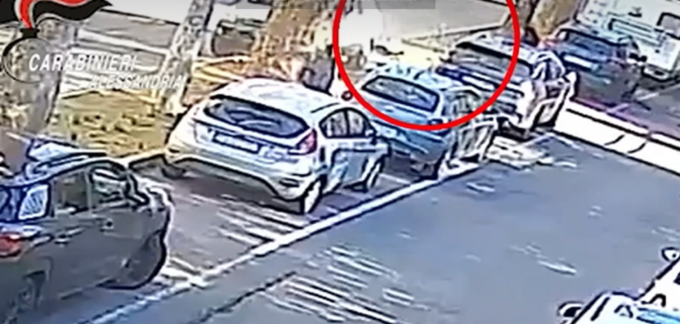 Novi Ligure: tenta di investire la ex, poi scende e la picchia