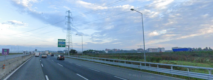 Tangenziale sud, a Nichelino un’auto finisce in un campo con le ruote all’aria