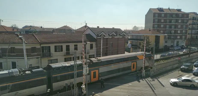 A Nichelino il treno passa e le sbarre del passaggio a livello restano alzate