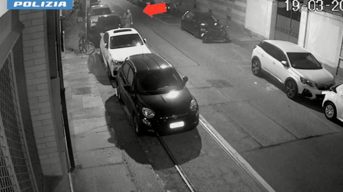 Forza una porta di un’auto: 39enne pizzicato e arrestato dalla polizia