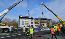 Camion carico di bestiame va a fuoco sulla Torino - Aosta: morti 40 vitelli