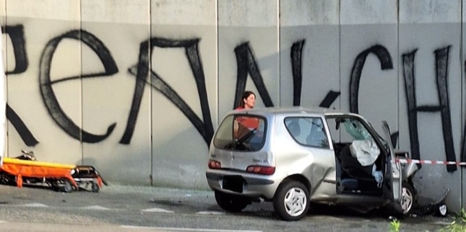 Si schianta con un’auto rubata contro il muro del parcheggio multipiano a Moncalieri: grave 23enne