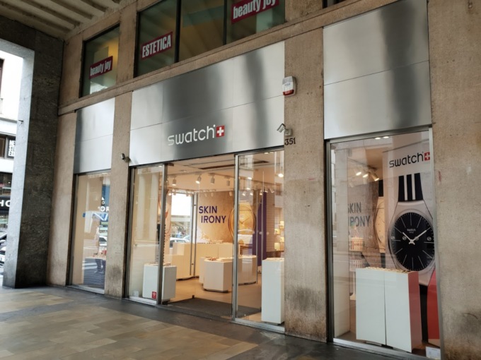 Il carabiniere salta la coda in via Roma per comprare lo Swatch: “C’è una donna incinta aggredita”