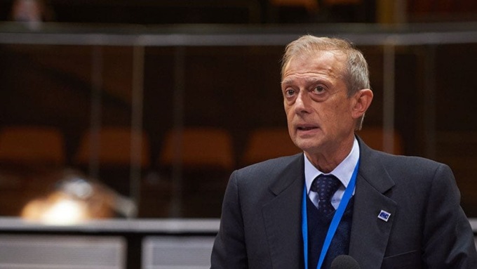 Piero Fassino e la passione per i profumi: spuntano altri scomodi precedenti (sempre allo stesso duty free)