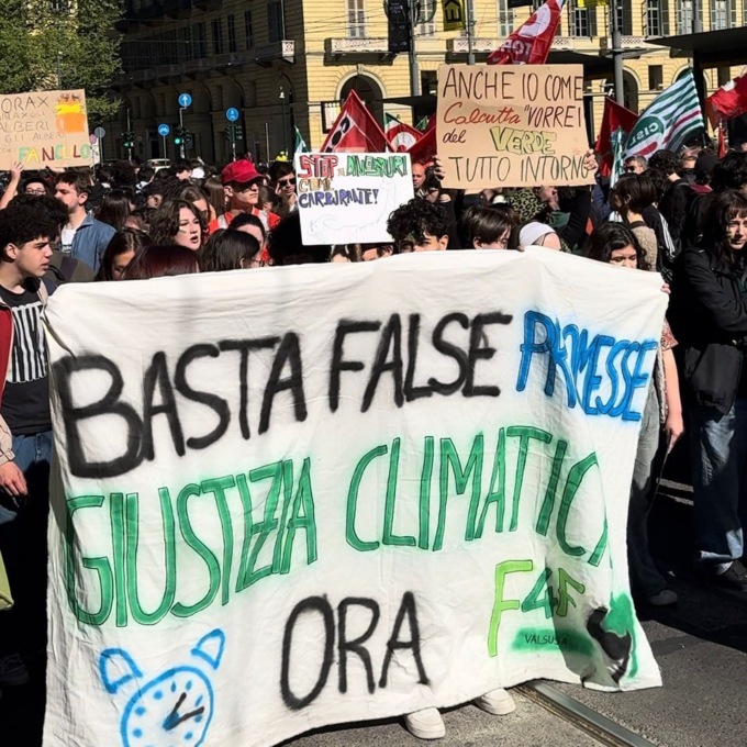 Giovani del Friday For Future sono scesi (di nuovo) in piazza per “il clima e la pace”