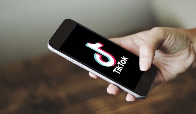 Alunno 14enne filma la prof per metterla su Tik Tok, poi aggredisce la preside afferrandola per il collo: “Ho avuto paura”