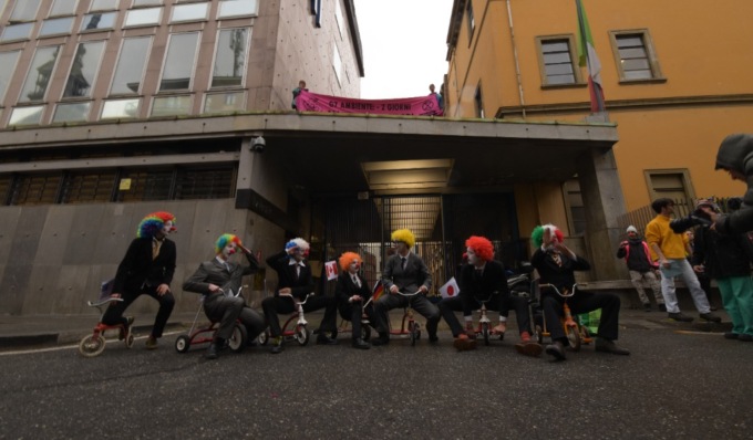 “Il circo del G7”, attivisti occupano la tettoia della Rai a Torino
