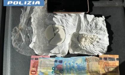 Alla vista degli agenti tentano la fuga, trovati con crack e denaro contante