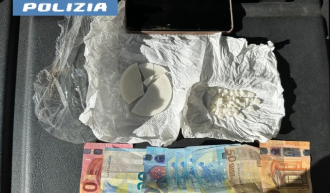 Alla vista degli agenti tentano la fuga, trovati con crack e denaro contante