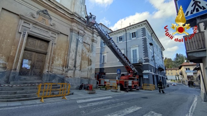 Coperture pericolanti del campanile di Bricherasio: intervengono i pompieri