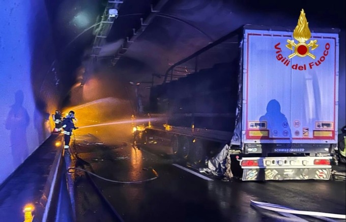 Incidente sull’autostrada Torino-Bardonecchia: tir in fiamme in galleria tra Susa e Bussoleno