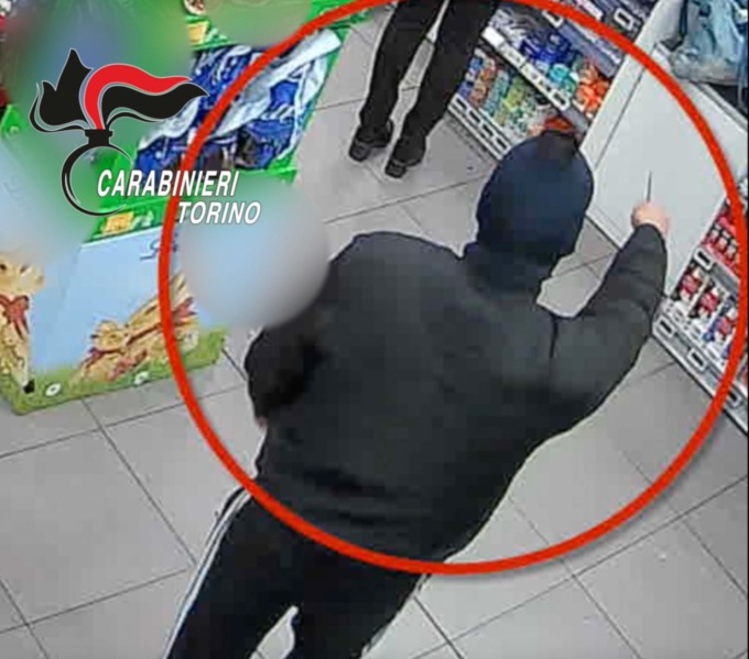 Tradito dai tatuaggi sulle mani, arrestato rapinatore con coltello a Vanchiglia