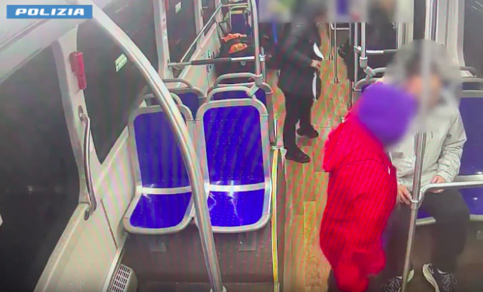 “Dammi il cellulare o ti faccio male”: la rapina sul bus viene immortalata dalla videosorveglianza