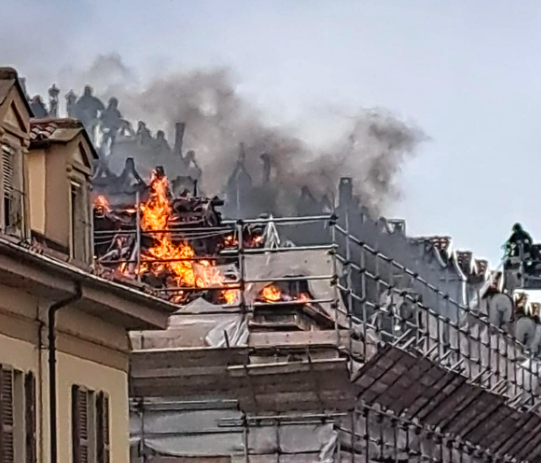 Incendio in via Vanchiglia: la solidarietà del quartiere per le 70 famiglie evacuate