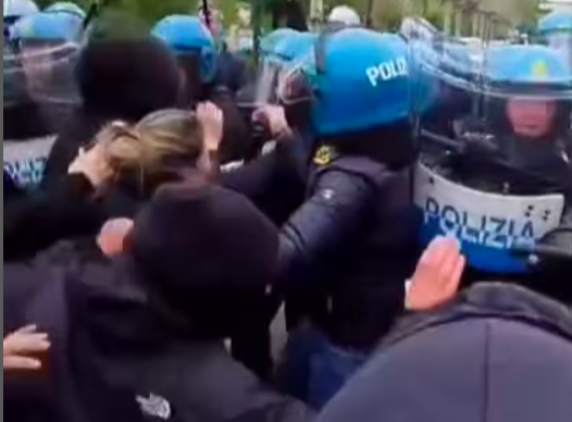 Mattinata di tensione a Torino: scontri tra polizia e studenti alla Conferenza con i Ministri