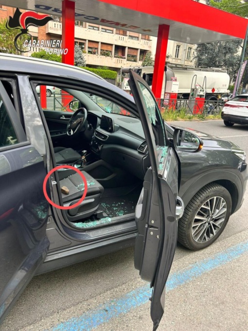 Lancia un sasso sull’auto e ferisce un passeggero: arrestato 25enne