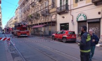 Ha ripreso vigore l'incendio di via Vanchiglia a Torino: la via rimane chiusa, i residenti restano fuori casa