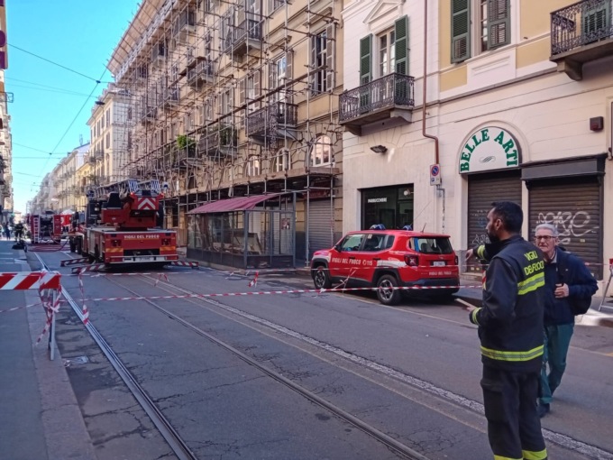 Ha ripreso vigore l’incendio di via Vanchiglia a Torino: la via rimane chiusa, i residenti restano fuori casa