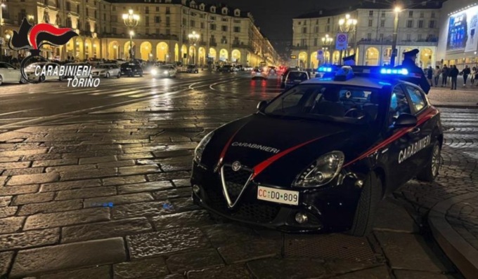 Alla vista dei carabinieri ingoiano la droga, pusher arrestati