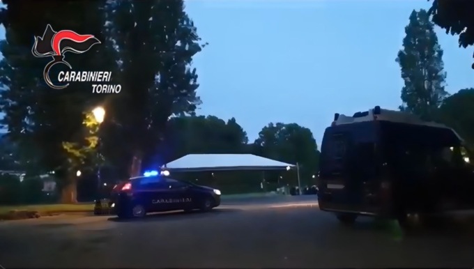 Ruba nei circoli del parco del Valentino e scoperto dai carabinieri si nasconde sotto una tovaglia