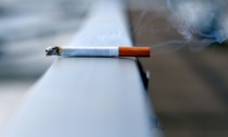 Fumi? Ti allontani dagli altri (o chiedi il permesso) anche se sei al parco: nuove restrizioni per gli amanti della nicotina