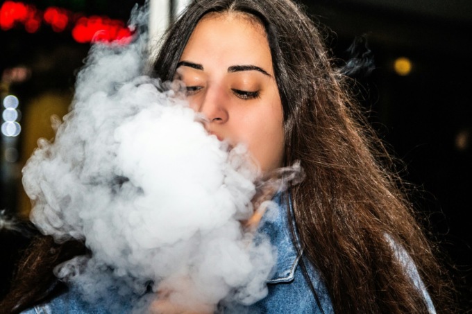 Il nuovo divieto di fumo all’aperto e i dubbi dei commercianti: “Troppo complicato rispettare la distanza nei dehors”
