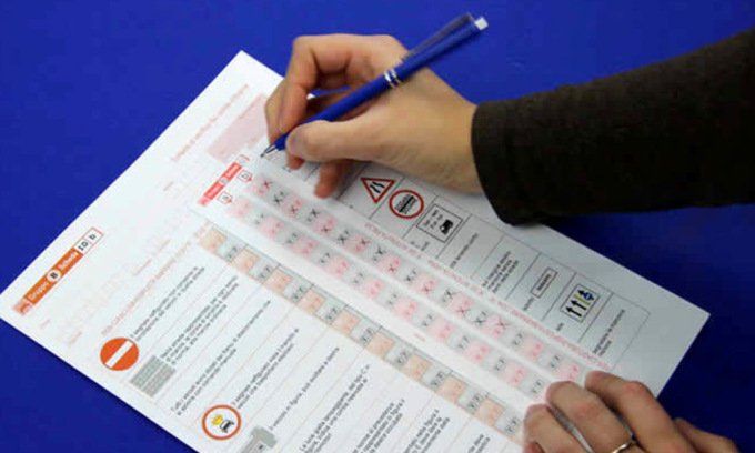 Con l’auricolare per ricevere “l’aiuto da casa”: nei guai un 36enne che voleva barare all’esame per la patente