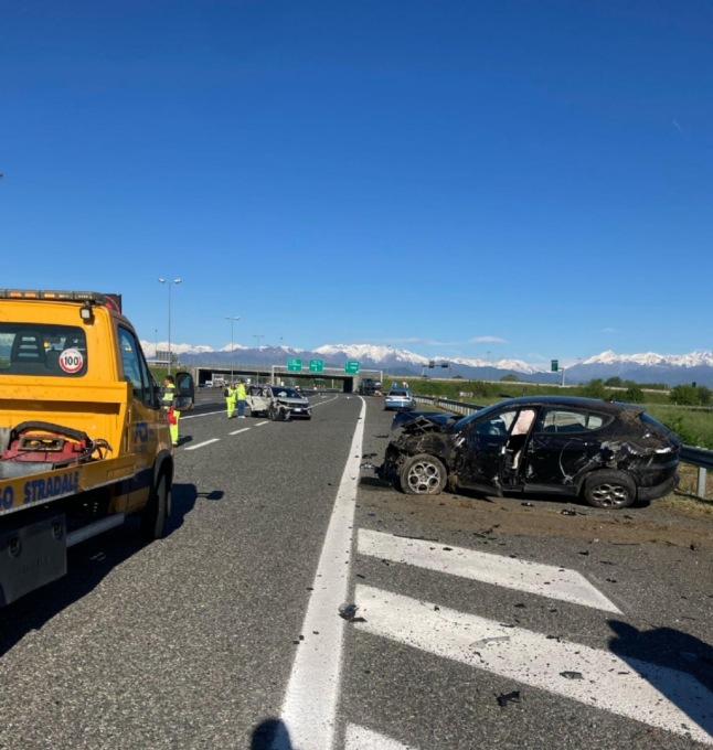 Scontro tra due auto in tangenziale a Moncalieri: 6 feriti