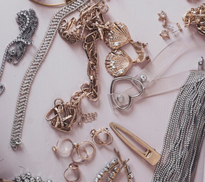 Furto in gioielleria: arrestato uno dei ladri, ma si cerca il suo complice