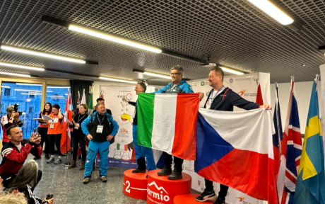 Dona il rene al marito che 5 mesi dopo il trapianto vince la medaglia d’oro di sci
