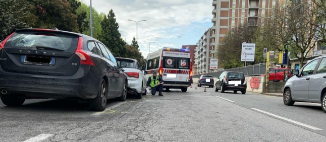Scontro tra sette veicoli in corso Trieste a Moncalieri