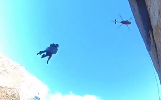 Il video dello spettacolare salvataggio “volante” di due Alpinisti a Noasca