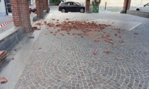 Vento forte, cadute alcune tegole della tettoia di piazza Bionda a Rivalta di Torino