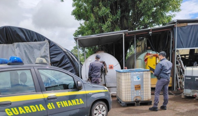 Distributore abusivo vende la benzina a 90 cent al litro: sequestrati 15mila litri di carburante