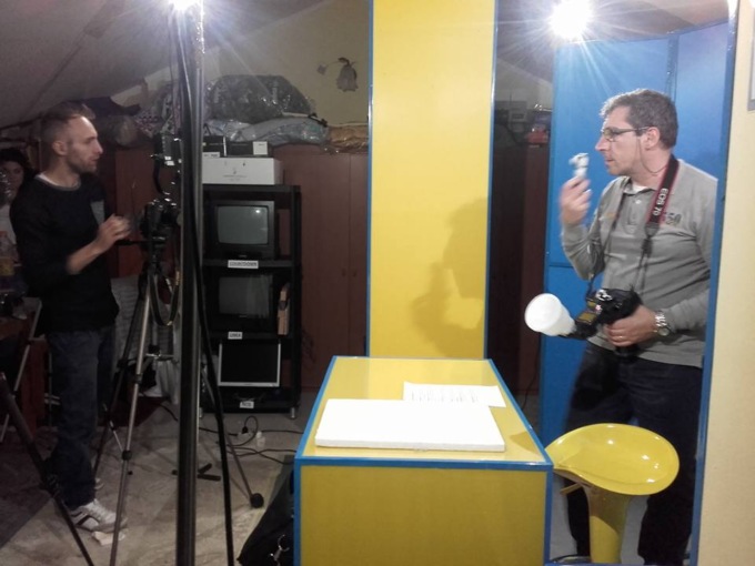 Le riprese del telegiornale del film nello studio Tv1 di Nichelino