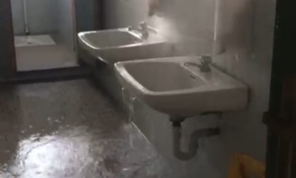 Intervento in corso all'Istituto Majorana di Moncalieri per una perdita d'acqua