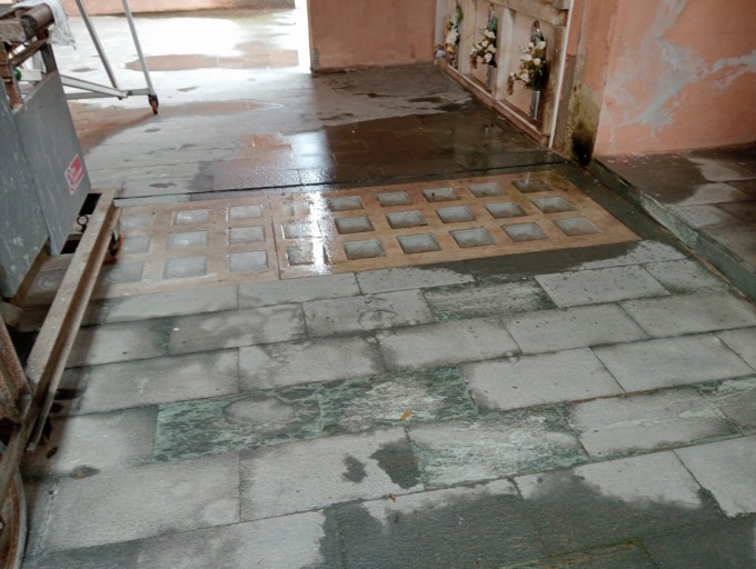 Infiltrazioni d’acqua nel cimitero di Carmagnola: è polemica