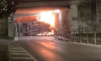 Camion si ribalta e prende fuoco sotto il tunnel ferroviario di via Peschiera a Moncalieri