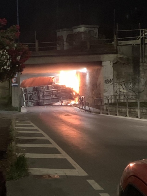Camion si ribalta e prende fuoco sotto il tunnel ferroviario di via Peschiera a Moncalieri