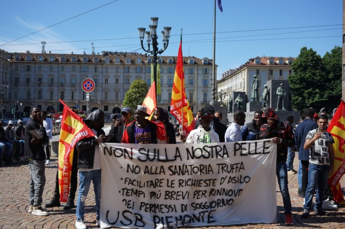 Condizioni di vita precarie, manifestazione dei migranti davanti alla Prefettura