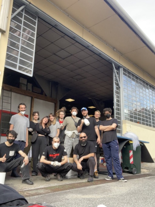 Un incendio rovina l’inaugurazione di Casa Sintentica, gruppo spontaneo di artisti