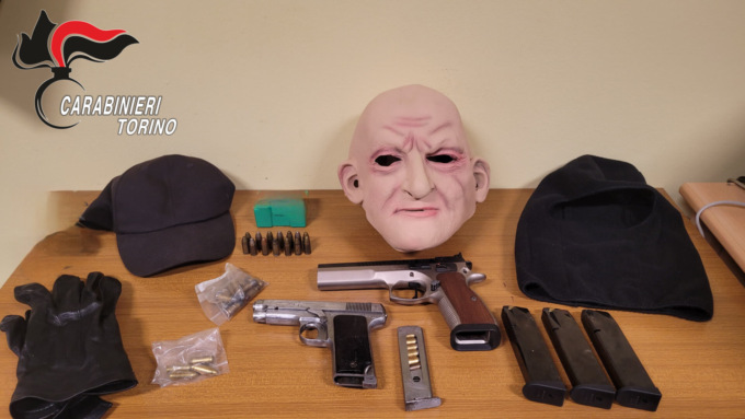 Pizzicati a rapinare i passanti con una maschera: arrestati due ultra 60enni