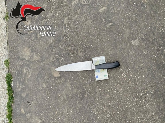 Barriera di Milano, 26enne entra in negozio e si fa consegnare 50 euro minacciando i dipendenti