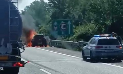 Borgaro Torinese, auto percorre la tangenziale e prende fuoco improvvisamente