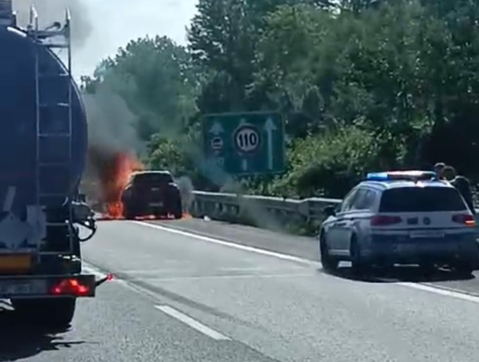 Borgaro Torinese, auto percorre la tangenziale e prende fuoco improvvisamente