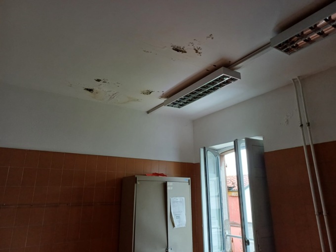 Maltempo, infiltrazioni d’acqua nelle aule delle scuole della provincia